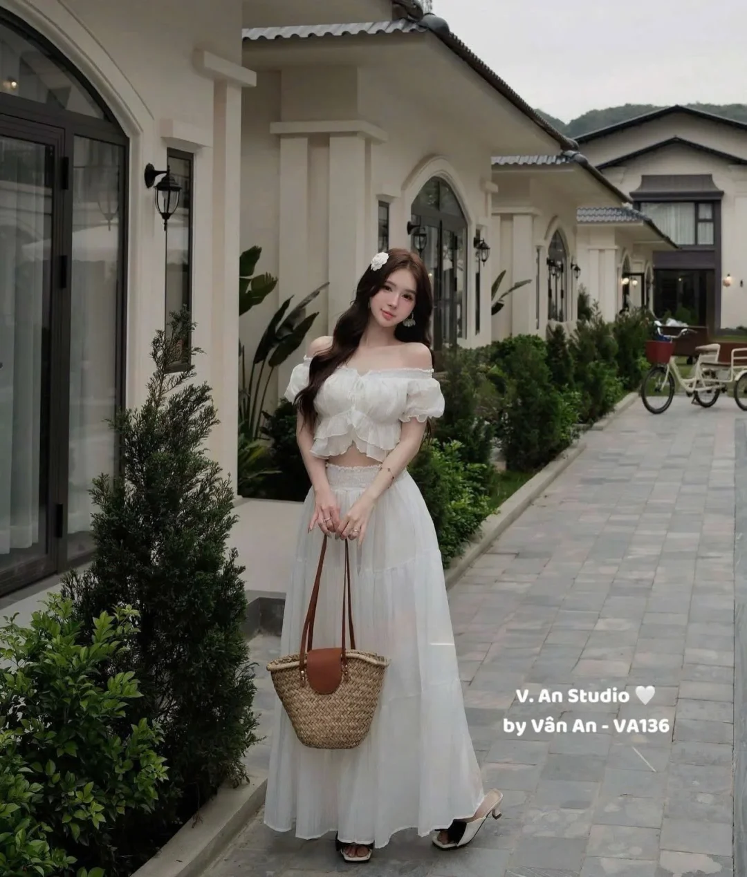 Photo 1 of Set croptop trễ vai váy maxi trắng size M