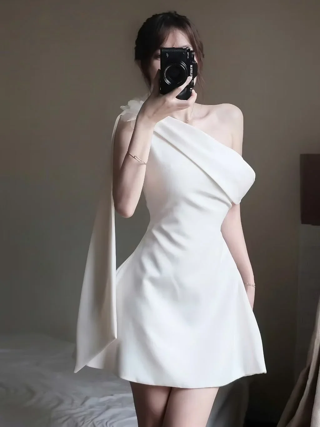 Photo 1 of Váy một vai trắng ngắn Jolie Loft