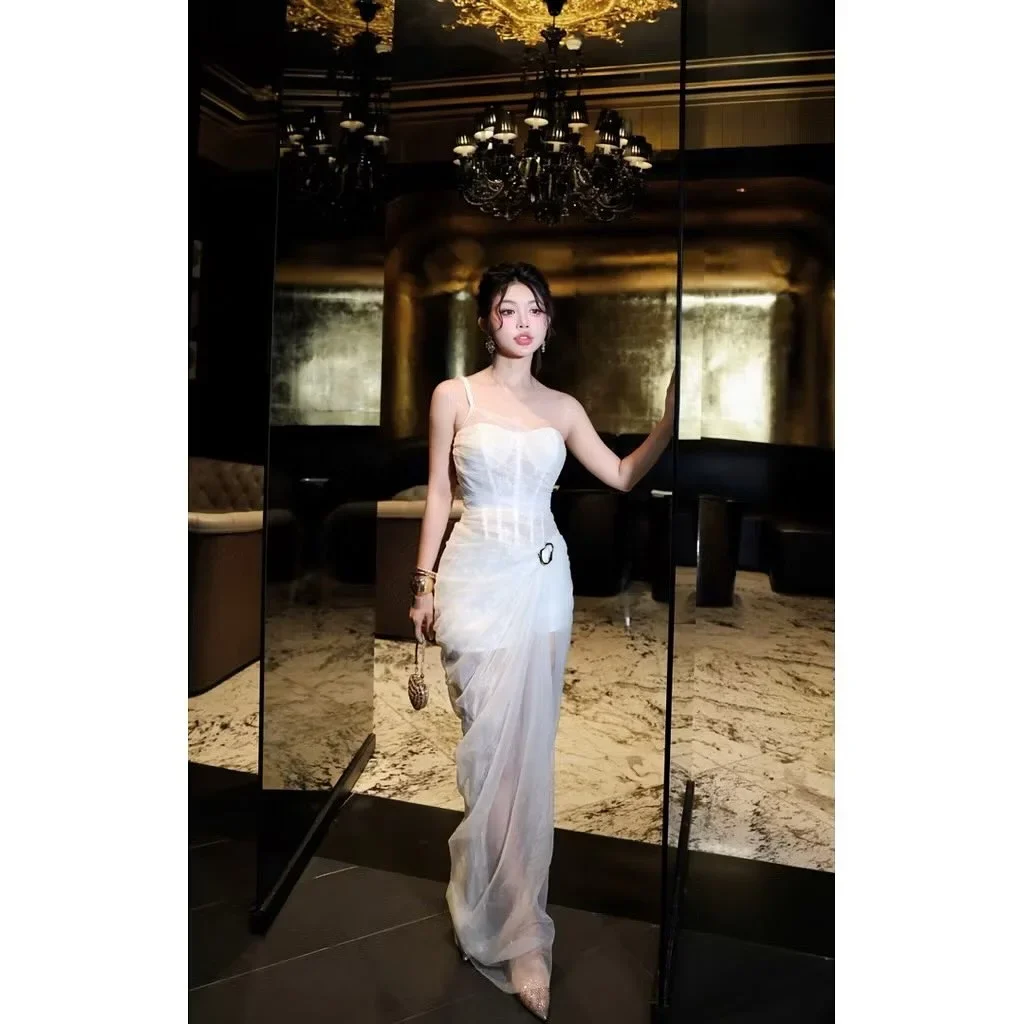 Photo 2 of Đầm dạ hội trắng xẻ tà Trân Ali