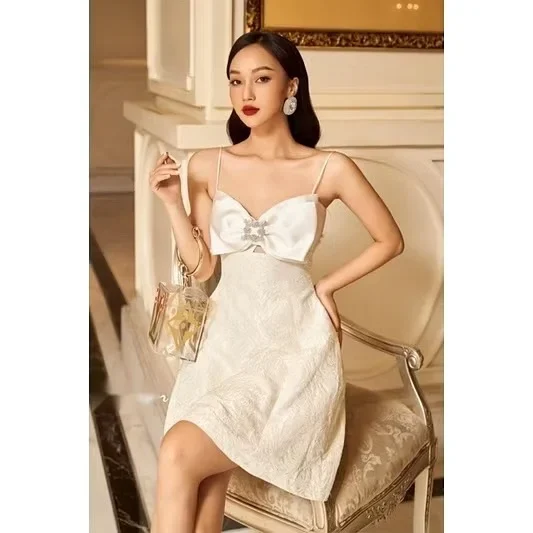 Photo 2 of Váy mini trắng đính nơ Rechic