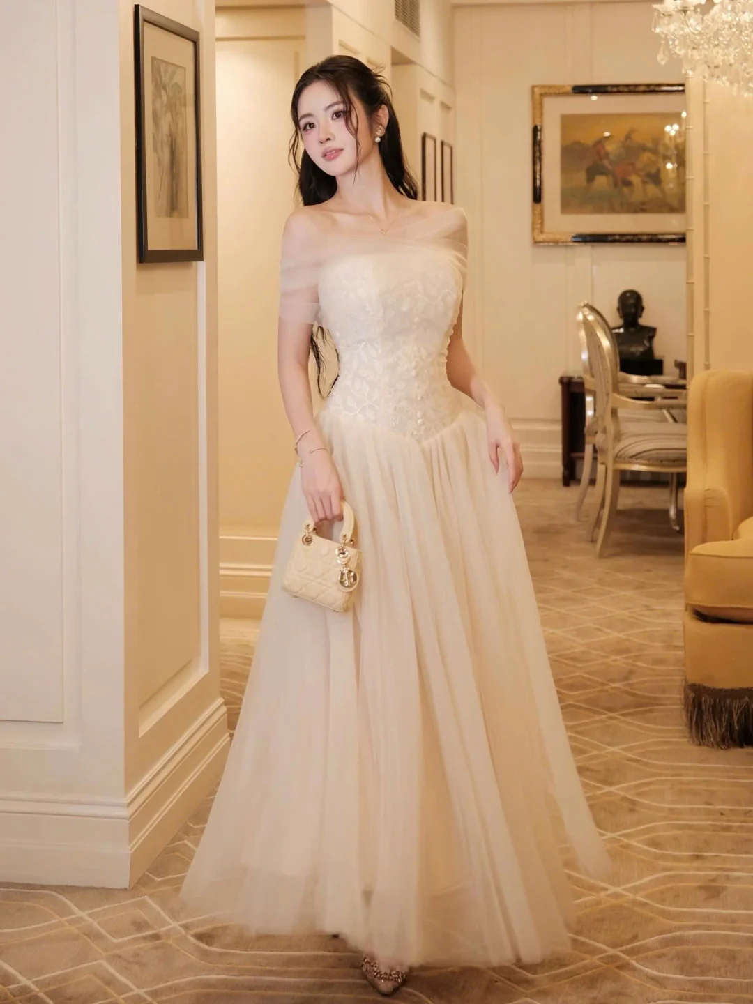 Photo 2 of Váy tiệc voan ren kem vai ngang size M