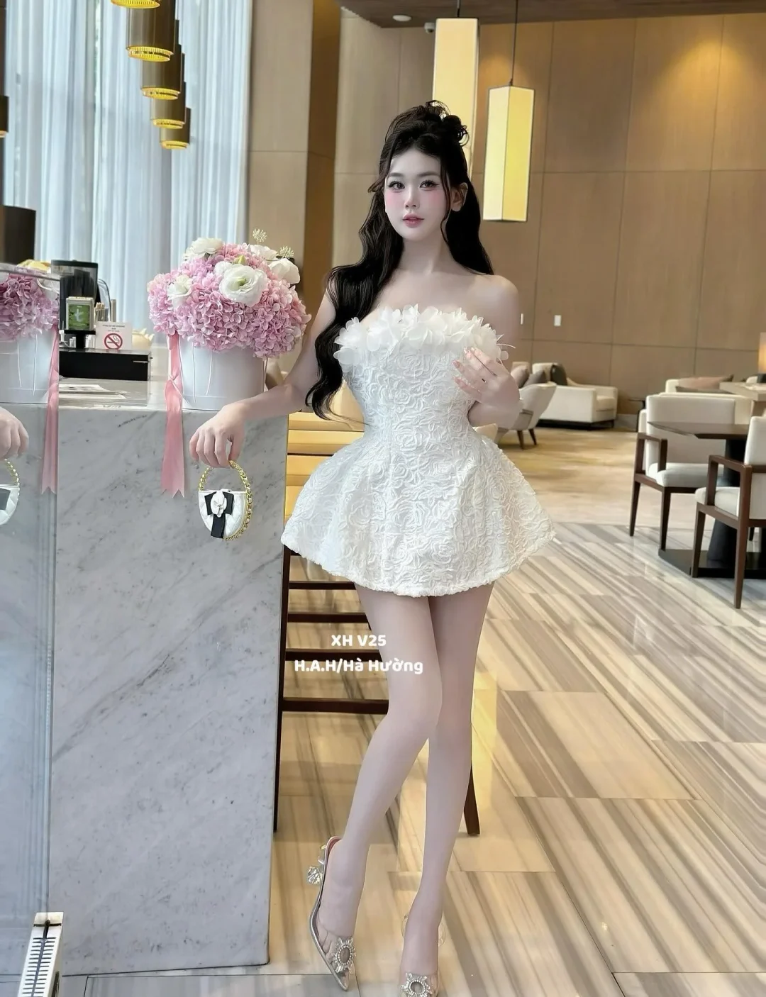 Ảnh 2 của Váy ngắn trắng strapless hoa nổi nữ