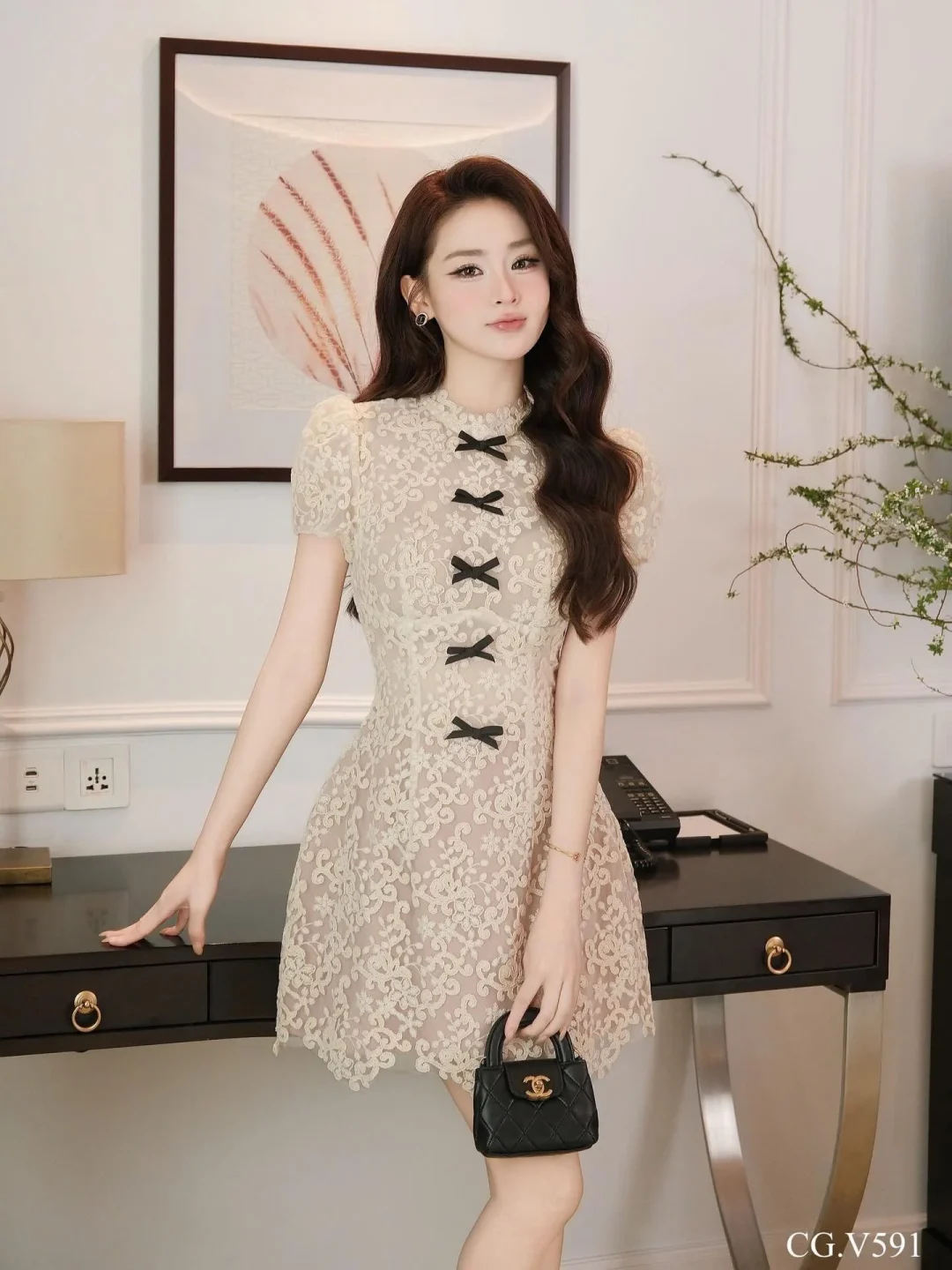 Ảnh 1 của Đầm ren kem ngắn nơ đen nữ