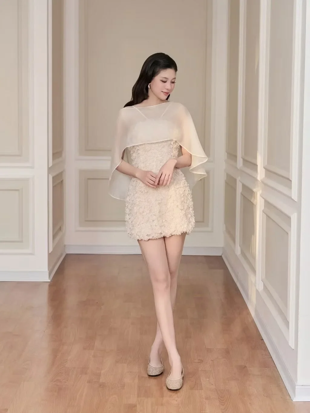 Ảnh 5 của Đầm ngắn cape voan hoa nổi Guvie