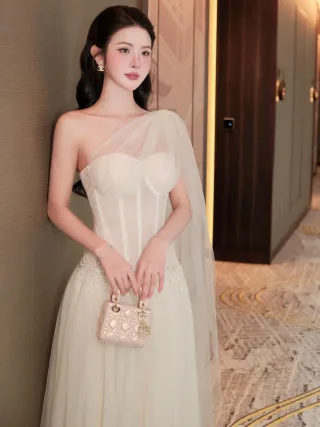 Photo 3 of Đầm dạ hội voan một vai màu kem