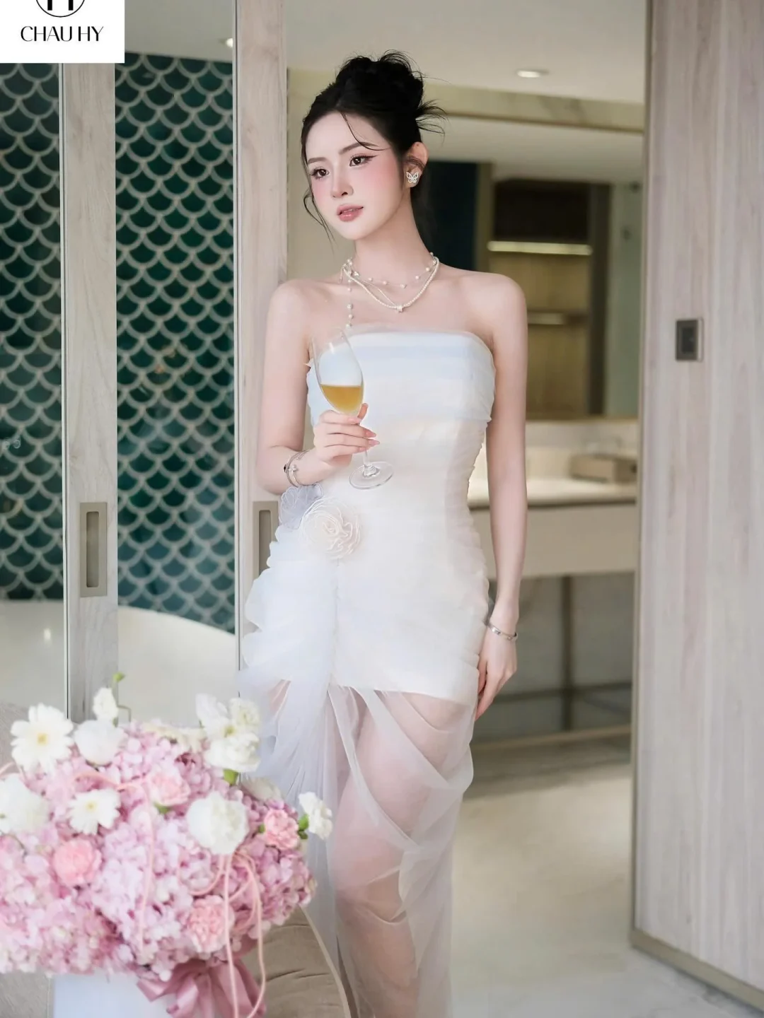 Photo 2 of Đầm tiệc trắng strapless Châu Hy size S