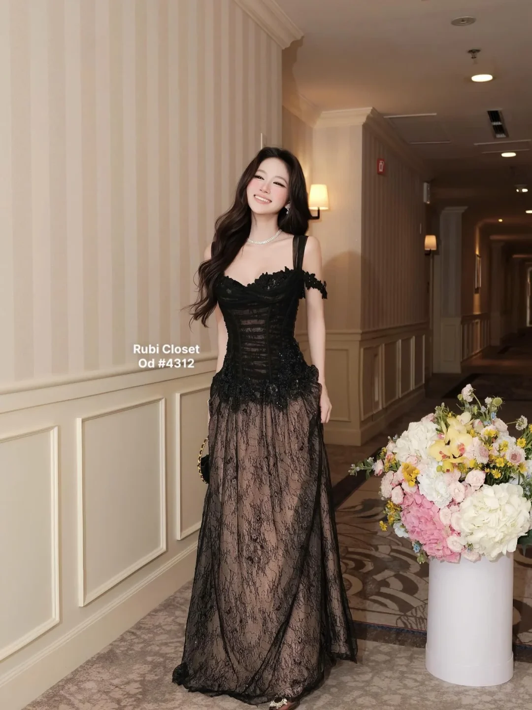 Ảnh 3 của Váy ren đen dài trễ vai dạ hội