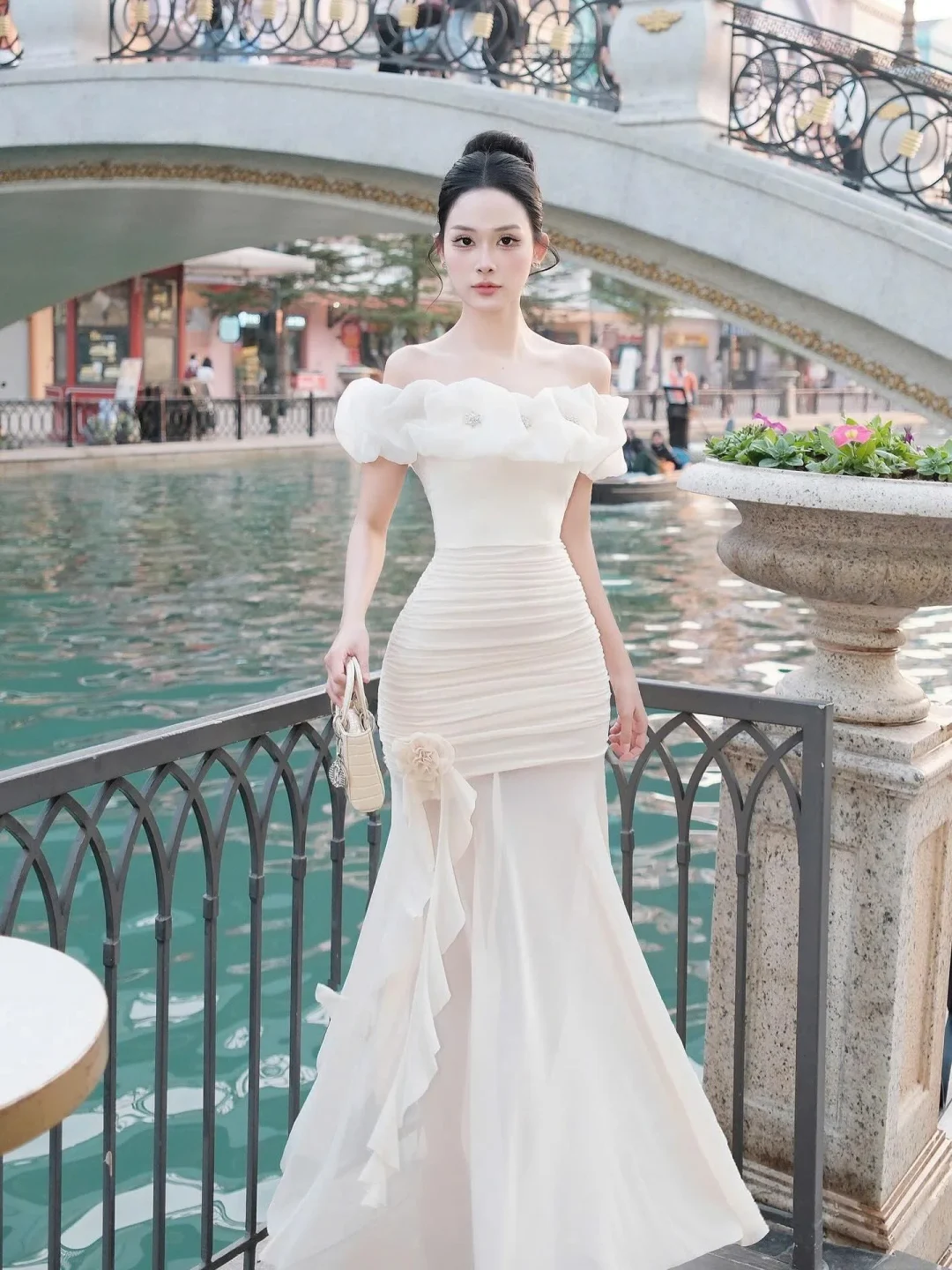 Ảnh 2 của Váy trắng trễ vai dạ hội nữ