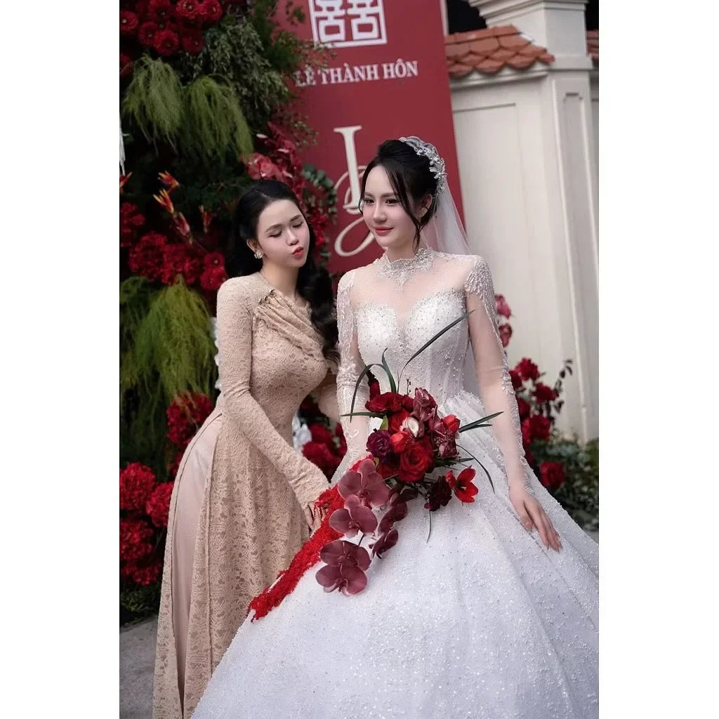 Ảnh 3 của Váy ren dài dạ tiệc hồng nhạt nữ
