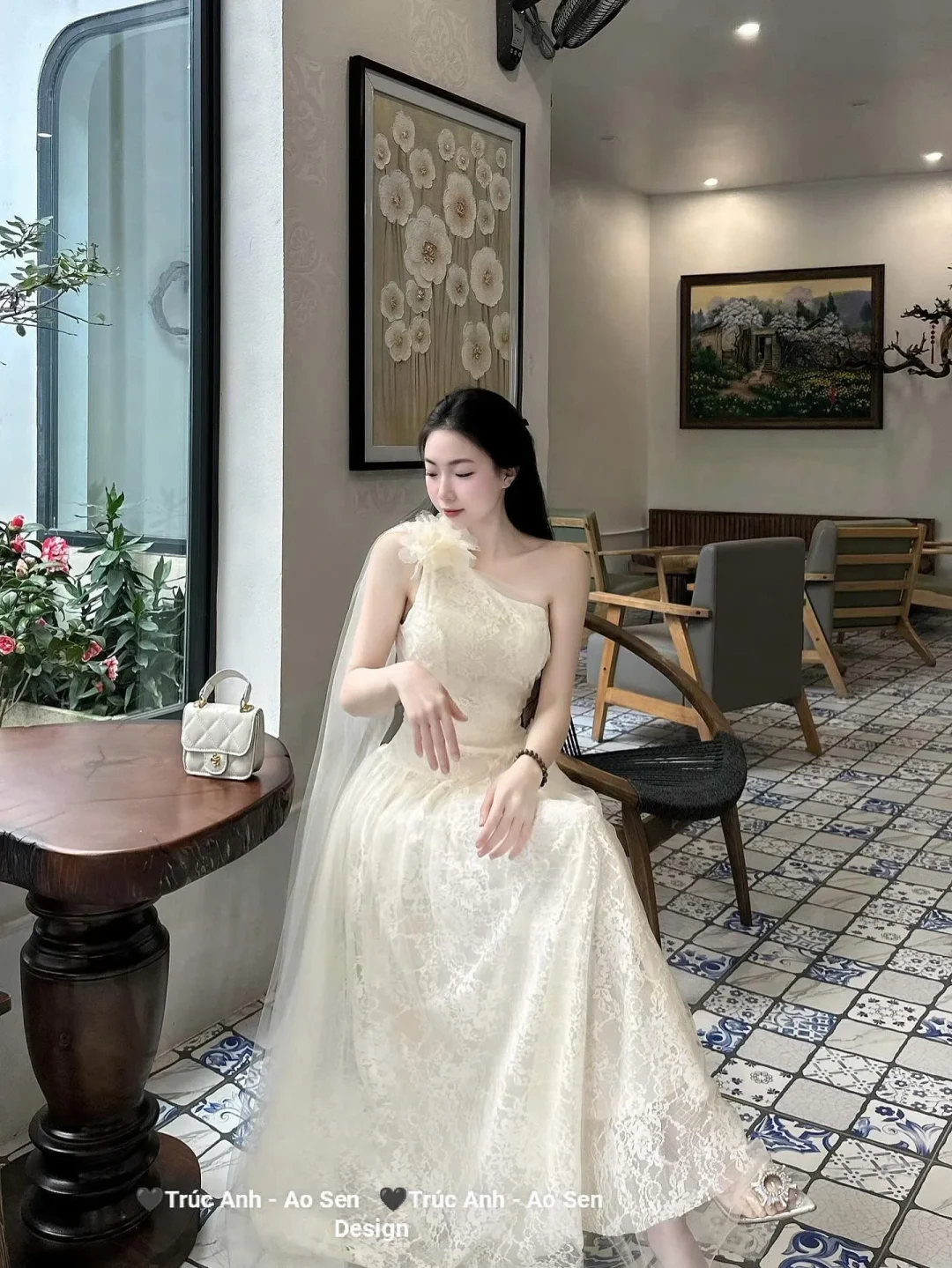 Ảnh 2 của Đầm ren kem một vai công chúa