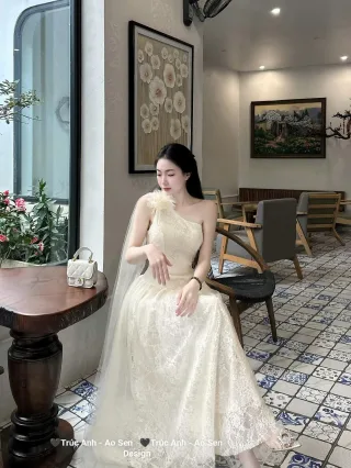 Ảnh 2 của Đầm ren kem một vai công chúa