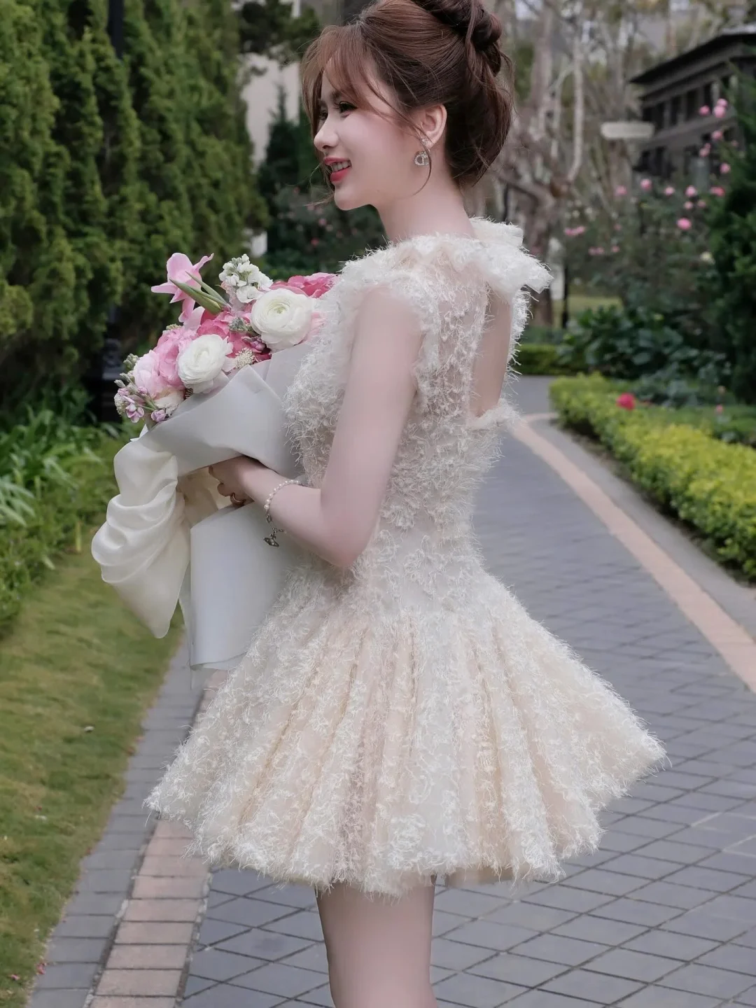 Ảnh 3 của Váy lông xù ngắn màu kem nữ