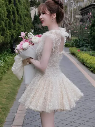 Ảnh 3 của Váy lông xù ngắn màu kem nữ