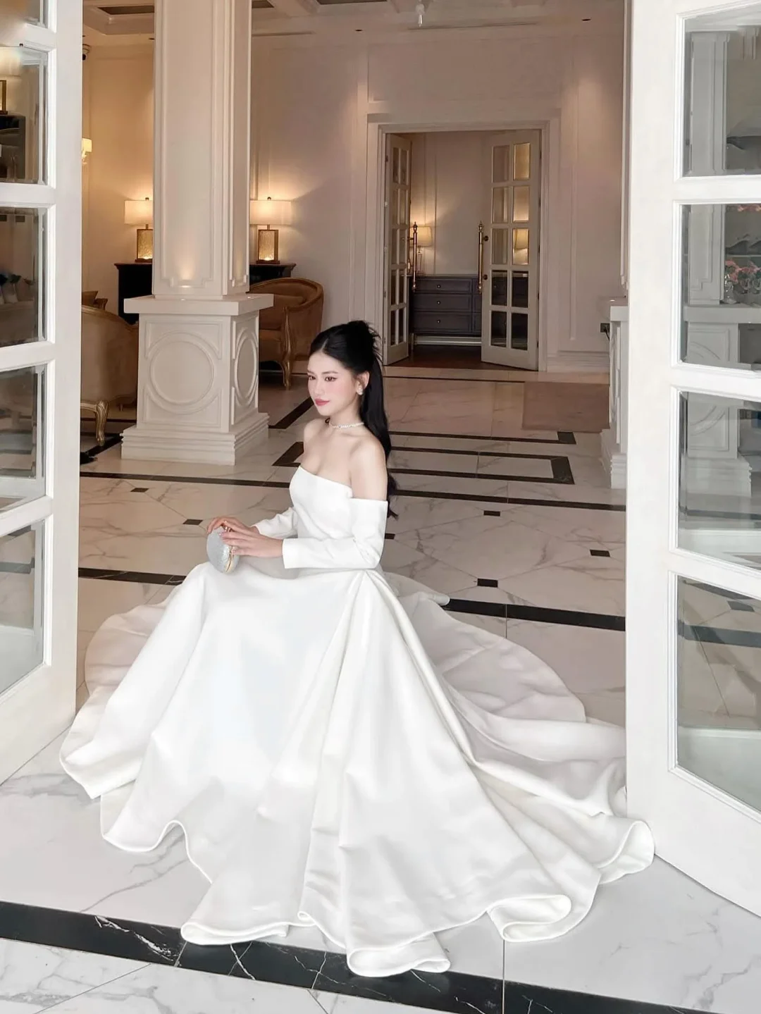 Photo 1 of Váy cưới trắng trễ vai C'lyn