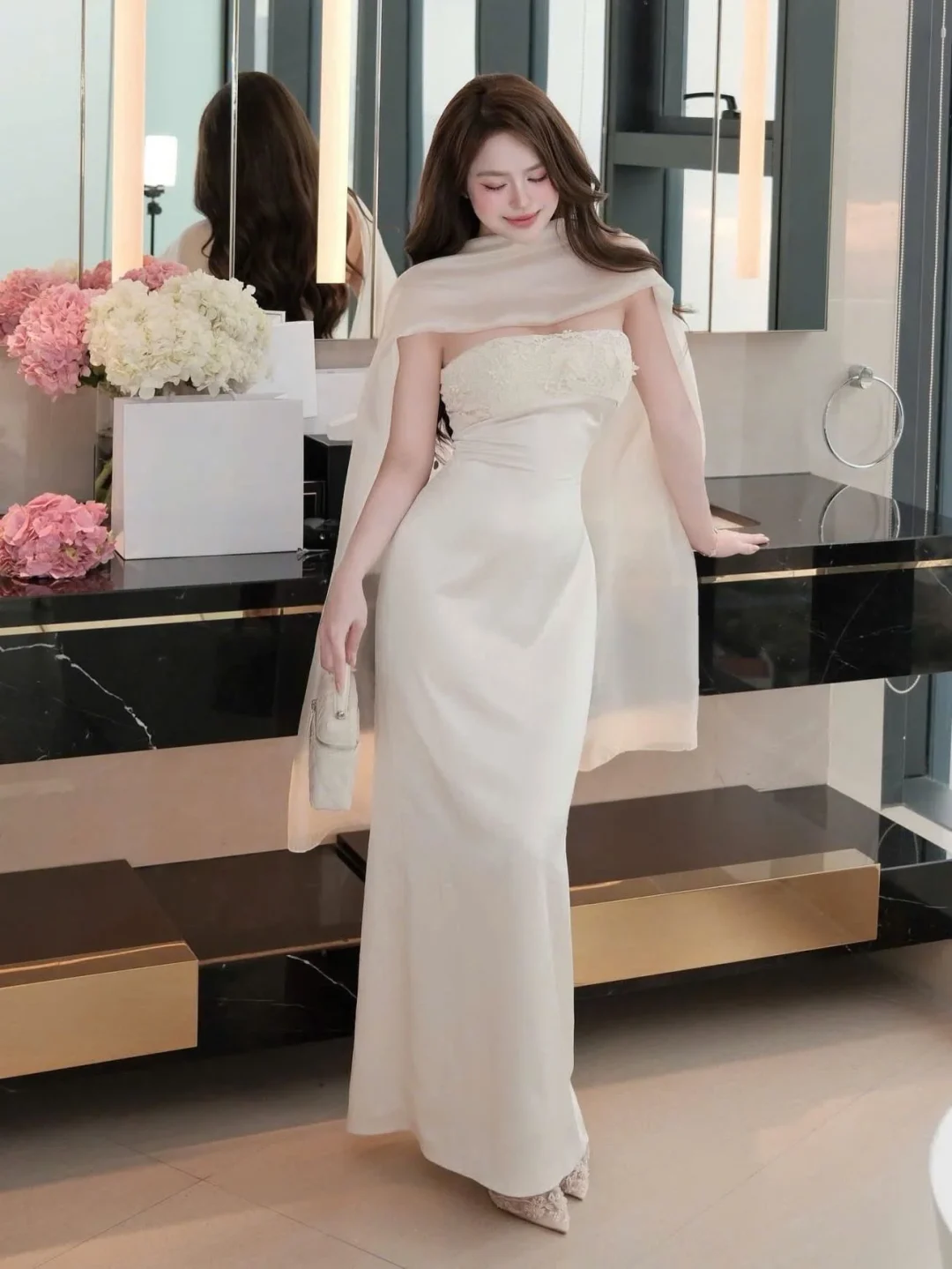Photo 1 of Váy dạ hội lụa kem trễ vai nữ