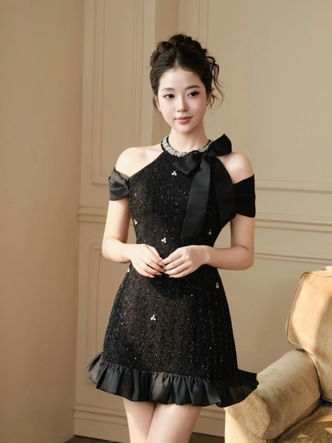 Photo 1 of Đầm ngắn kim sa đen nơ vai sang trọng