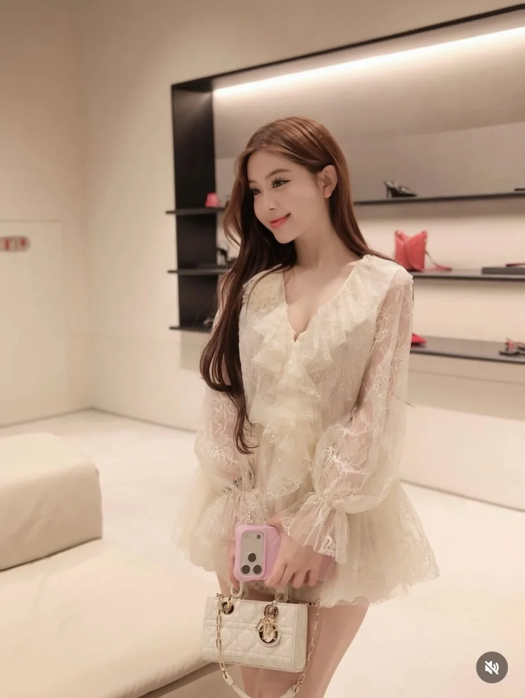Photo 1 of Đầm ren trắng tay dài size M