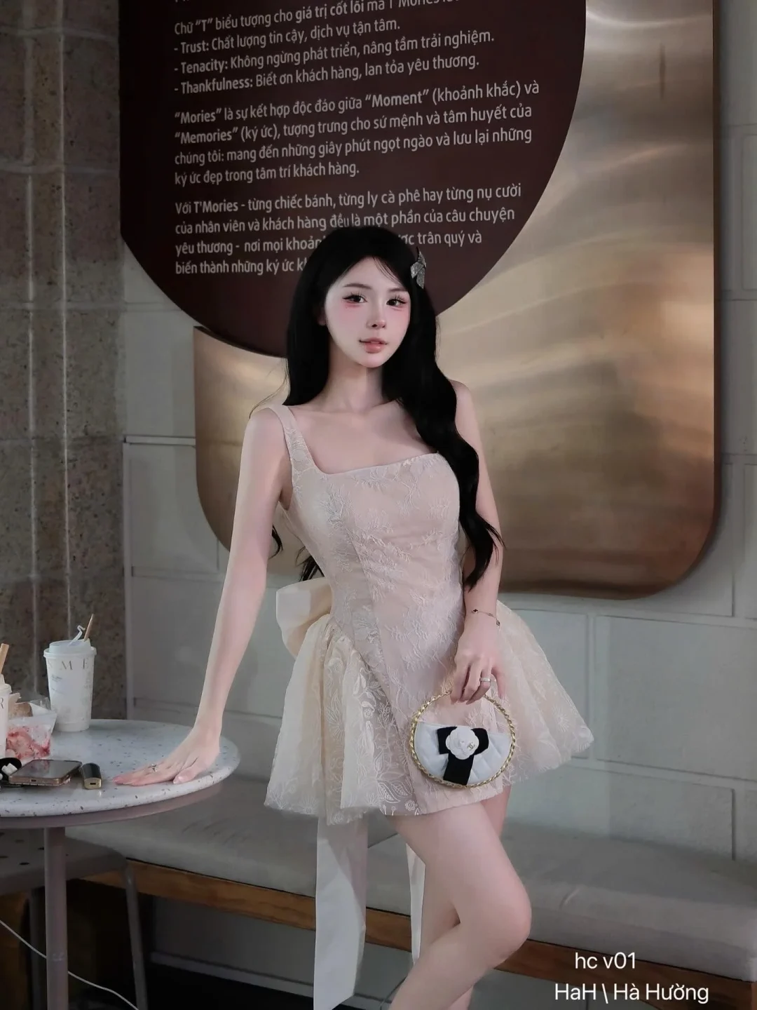 Photo 1 of Váy ngắn ren kem nơ lưng nữ