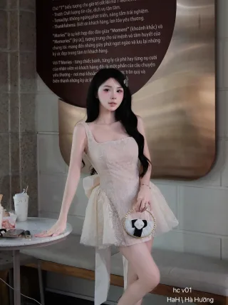 Photo 1 of Váy ngắn ren kem nơ lưng nữ