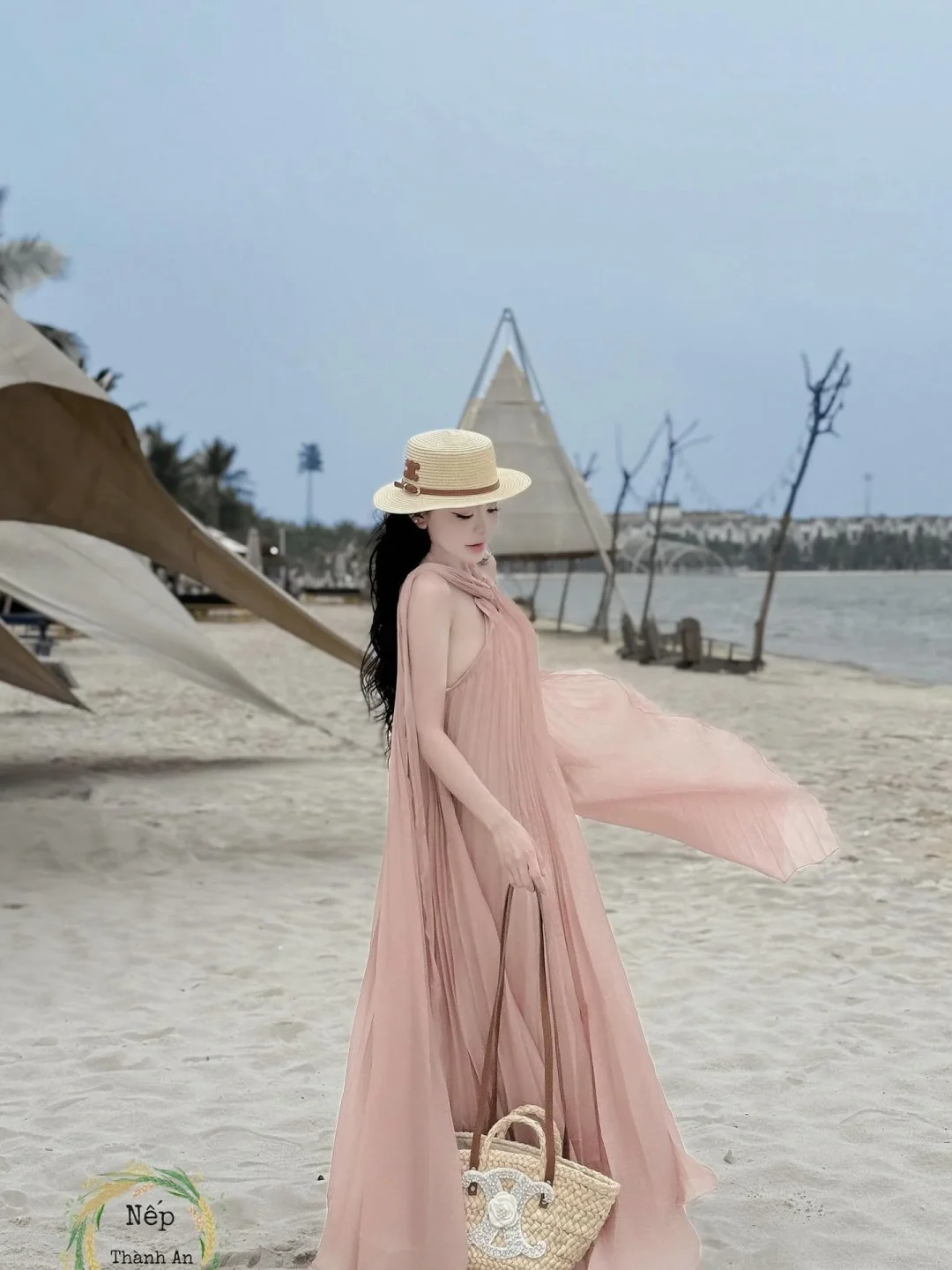 Photo 2 of Váy maxi voan hồng nhạt choàng vai nữ