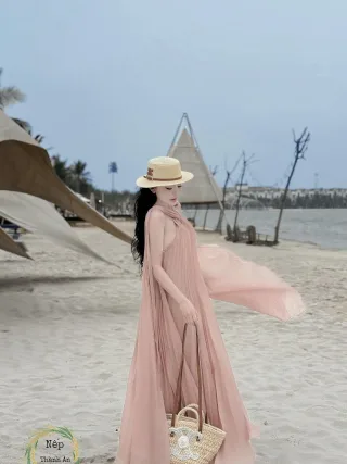 Photo 2 of Váy maxi voan hồng nhạt choàng vai nữ