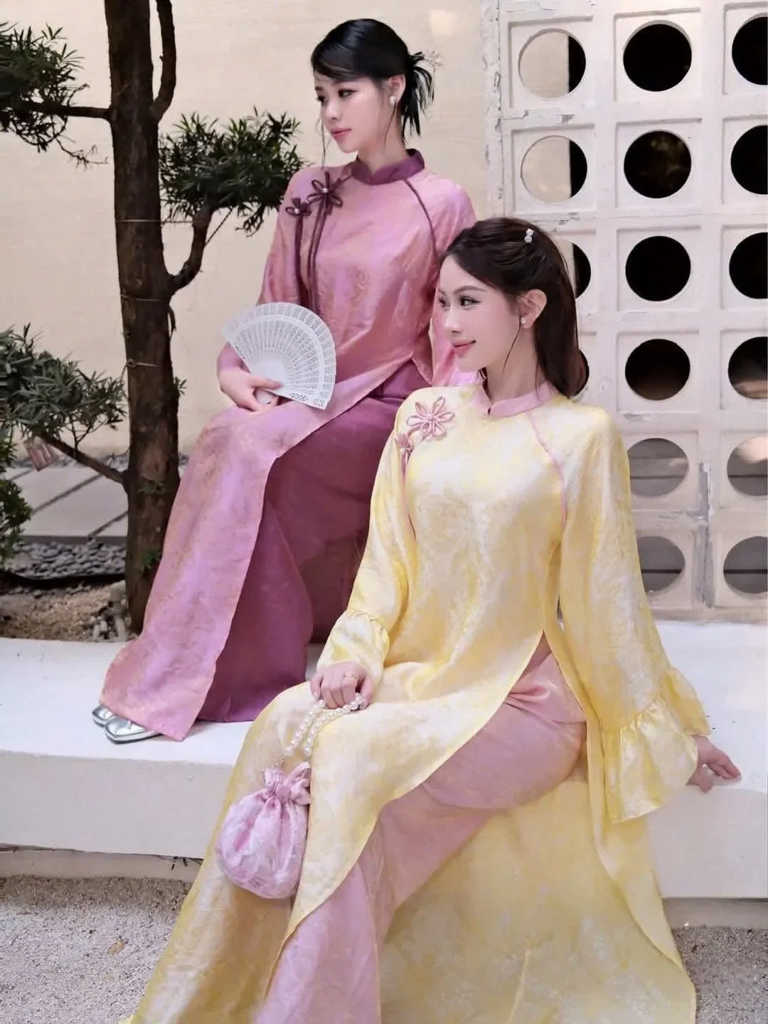 Photo 2 of Áo dài nữ vàng truyền thống size M