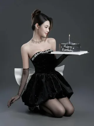 Ảnh 1 của Đầm nhung đen cúp ngực nơ lưng size M