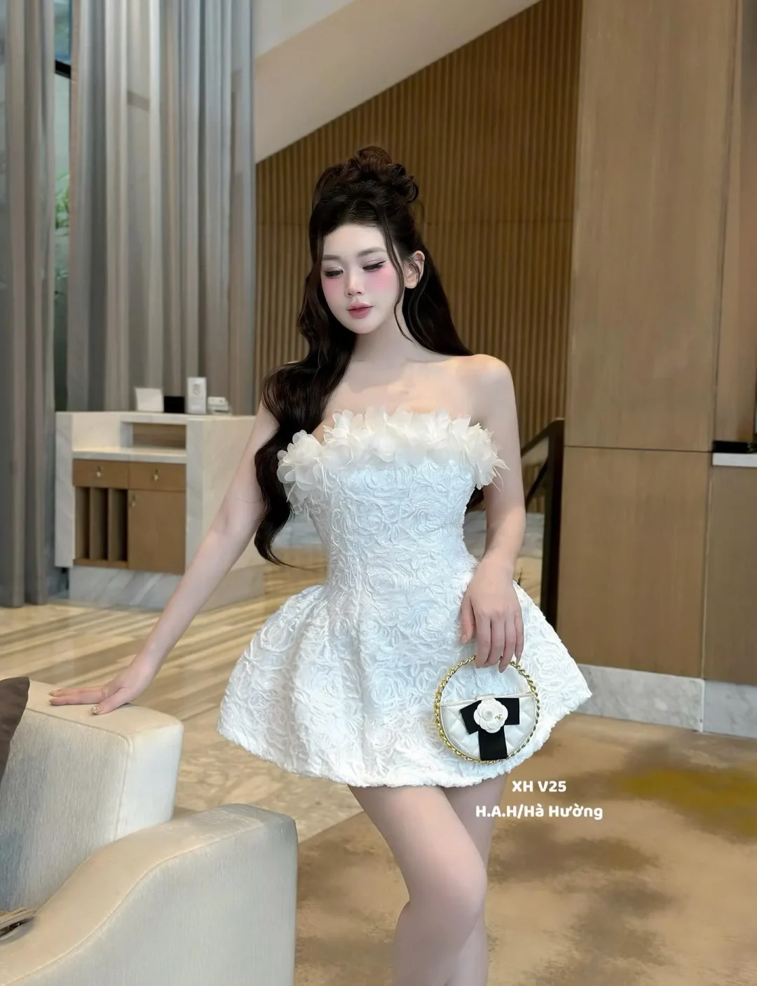 Ảnh 3 của Váy ngắn trắng strapless hoa nổi nữ
