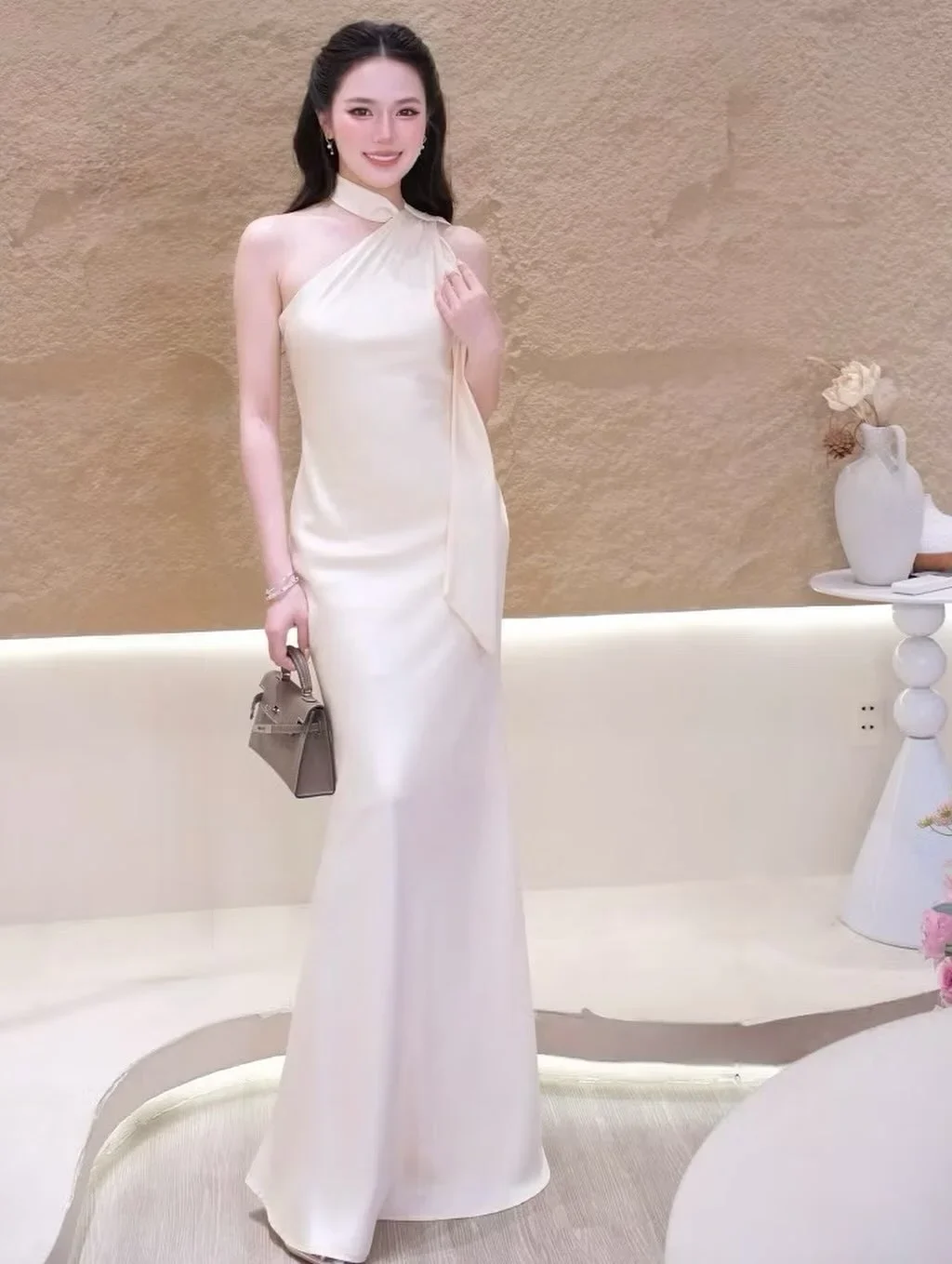 Photo 2 of Đầm dạ hội lệch vai satin màu kem