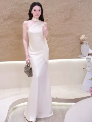 Photo 2 of Đầm dạ hội lệch vai satin màu kem