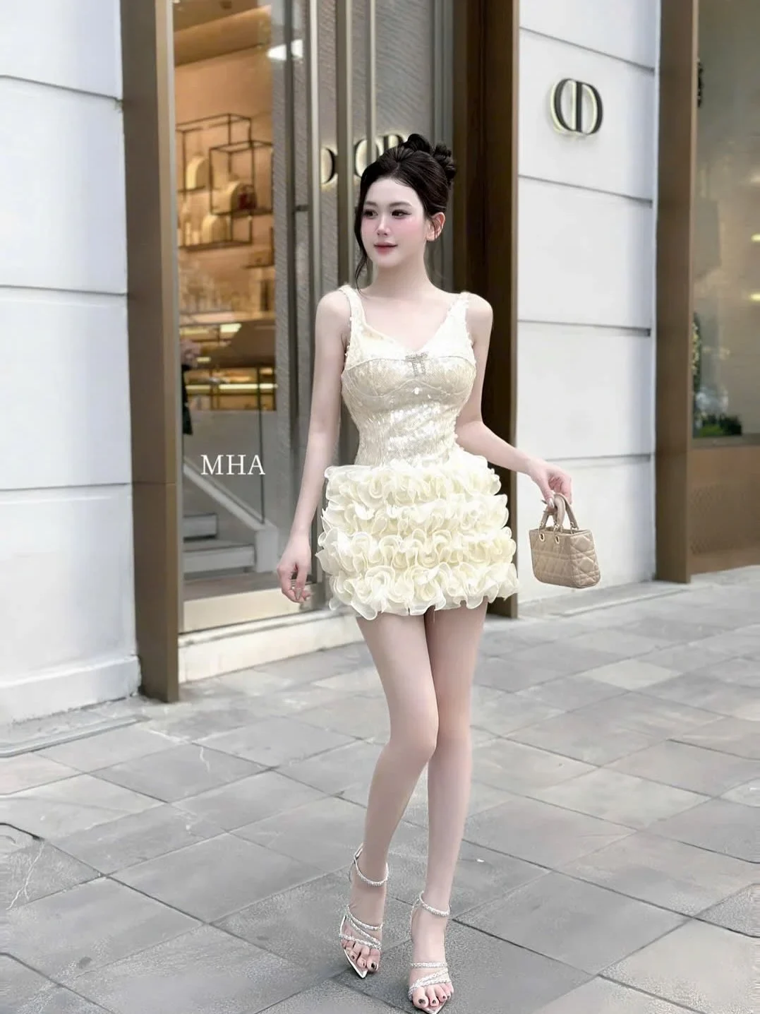 Ảnh 1 của Váy ngắn kim sa xếp lớp màu kem nữ