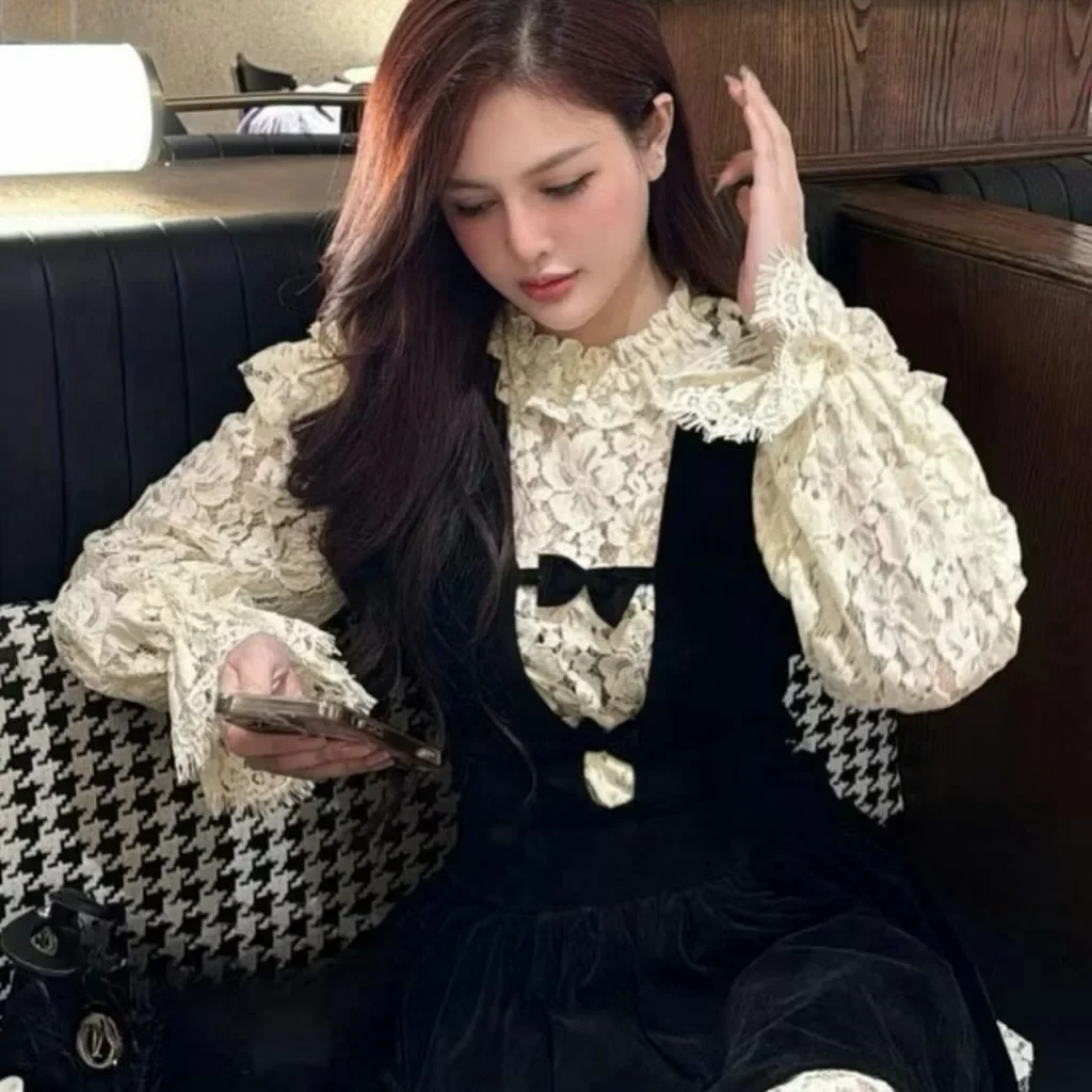 Ảnh 2 của Đầm nhung đen tay ren vintage nữ
