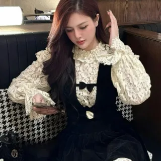 Ảnh 2 của Đầm nhung đen tay ren vintage nữ