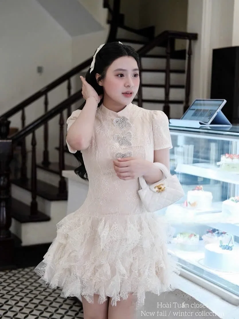Photo 1 of Đầm ren kem tay phồng chân bèo nữ