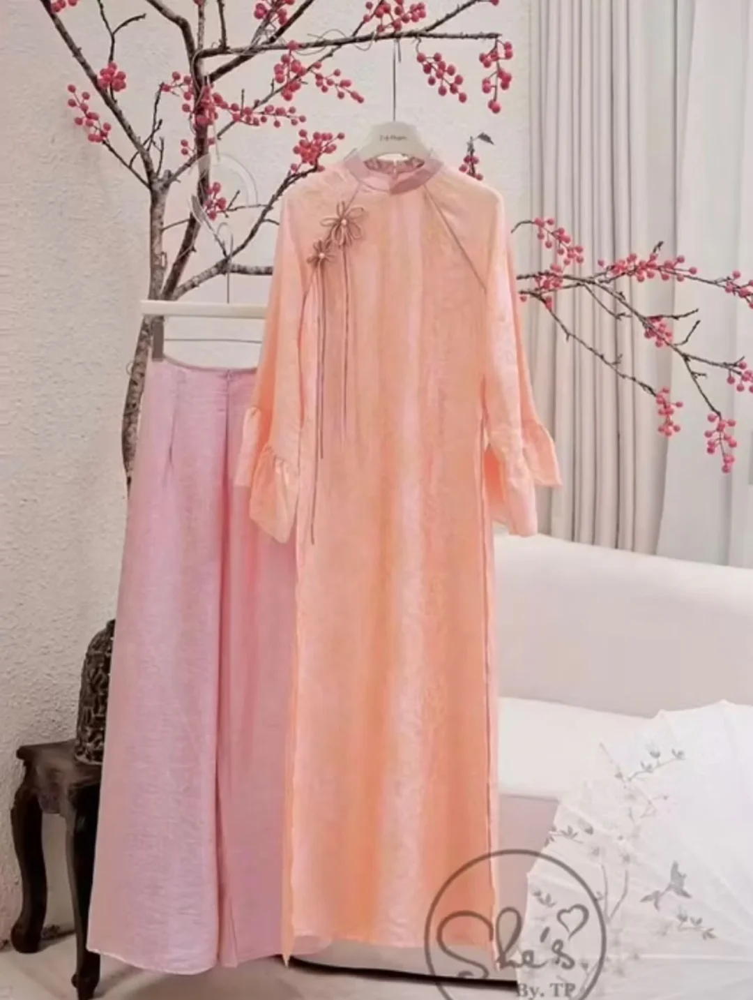 Photo 2 of Áo dài nữ cách tân tay loe hồng pastel