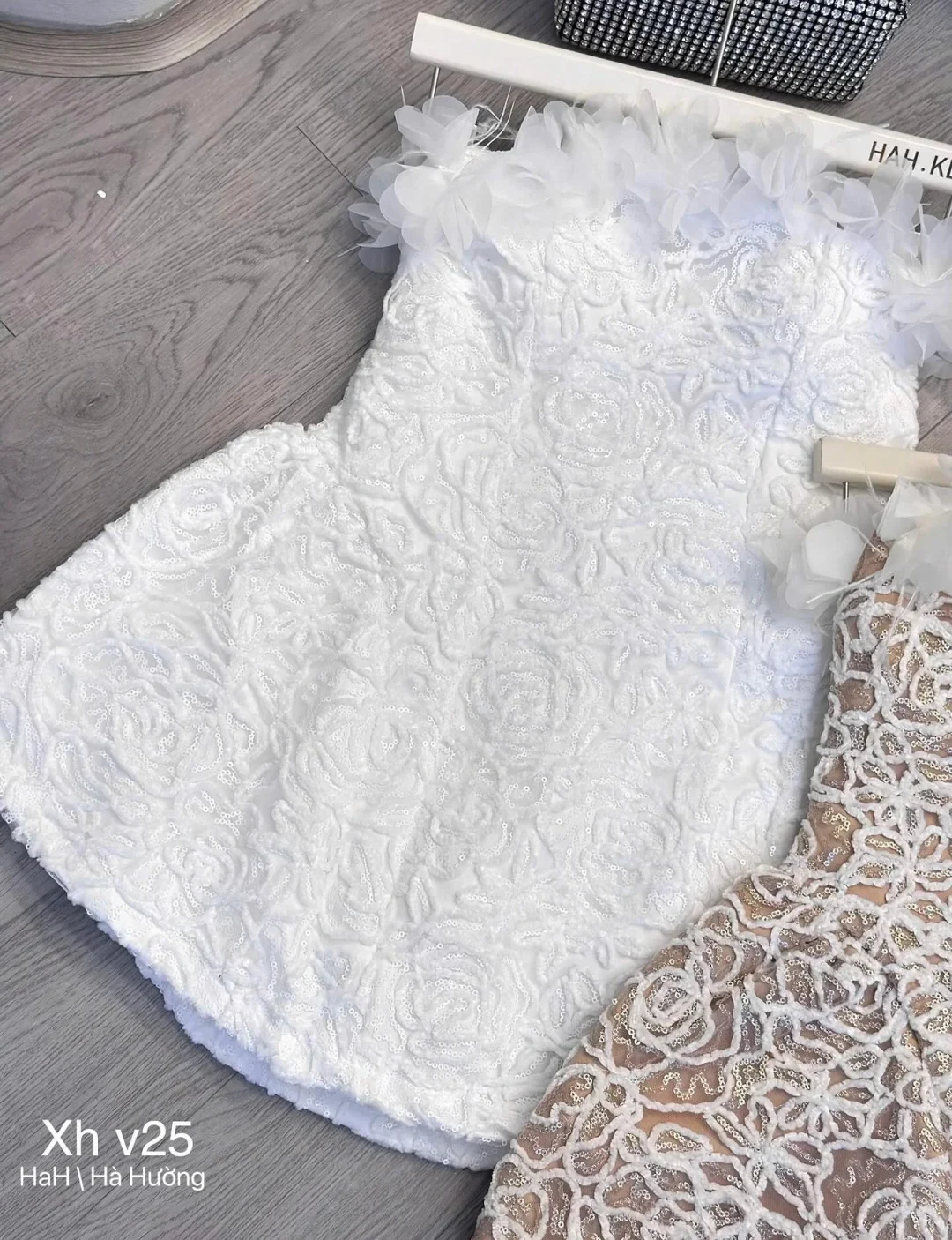 Ảnh 4 của Váy ngắn trắng strapless hoa nổi nữ