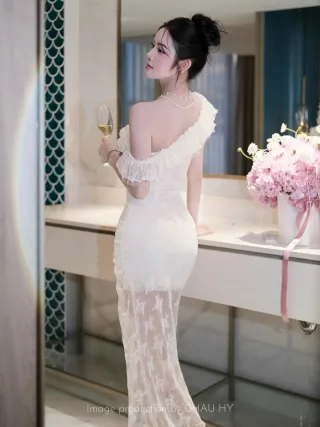 Ảnh 2 của Váy dạ hội trắng ren trễ vai nữ