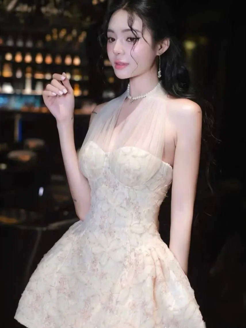 Photo 2 of Đầm ren kem cúp ngực cổ yếm ngắn