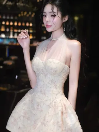 Photo 2 of Đầm ren kem cúp ngực cổ yếm ngắn