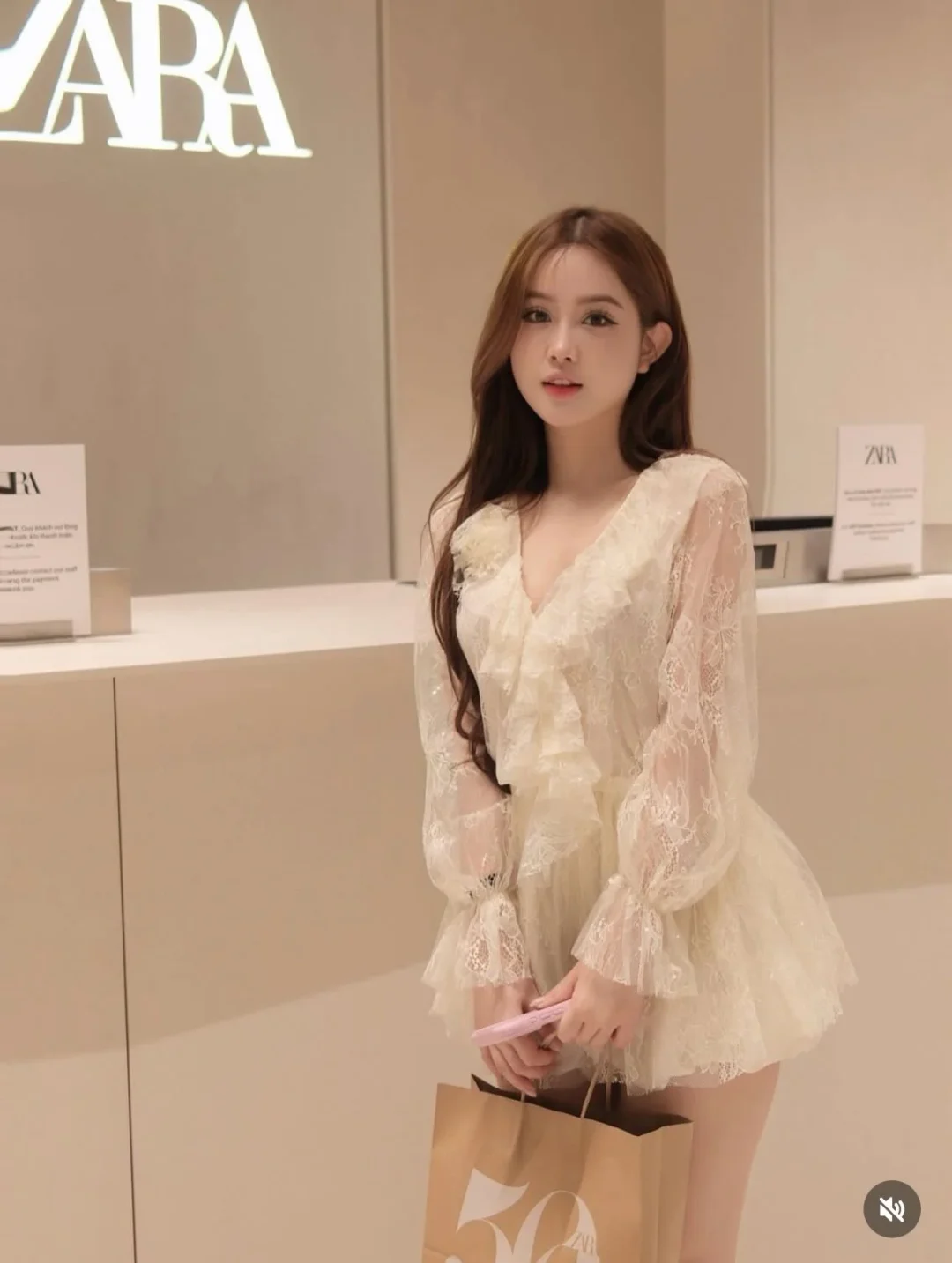 Photo 2 of Đầm ren trắng tay dài size M