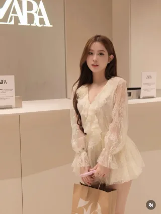 Photo 2 of Đầm ren trắng tay dài size M