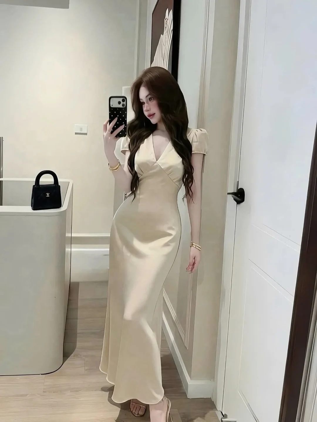Photo 1 of Váy dài satin kem cổ V sang trọng nữ