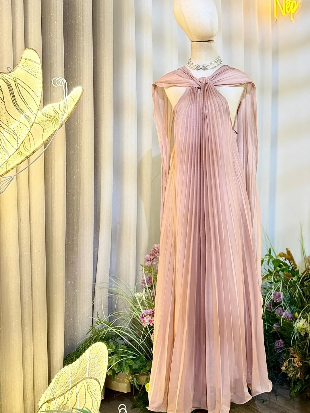 Photo 3 of Váy maxi voan hồng nhạt choàng vai nữ
