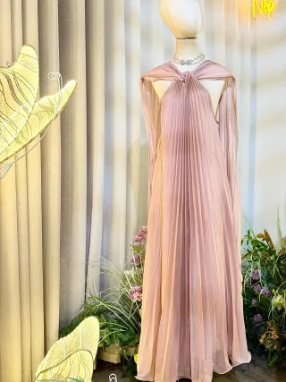 Photo 3 of Váy maxi voan hồng nhạt choàng vai nữ
