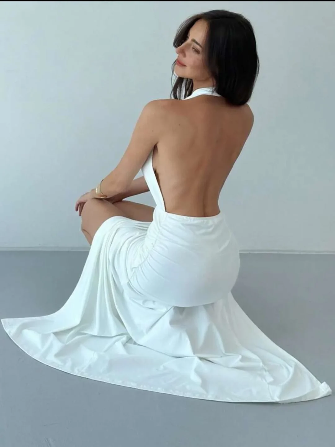 Photo 1 of Váy lụa hở lưng trắng size M