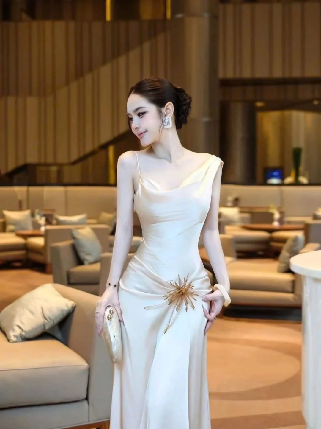 Photo 2 of Váy dạ hội satin trắng kem size M