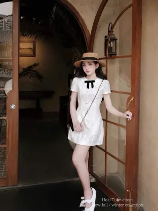 Photo 2 of Váy ren trắng cổ sen nơ đen nữ