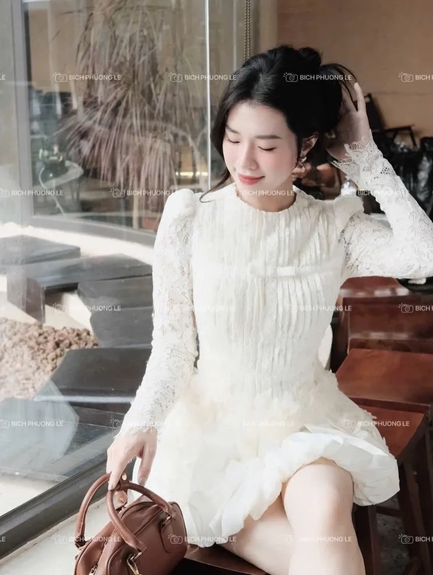 Ảnh 2 của Váy ren trắng mini tay dài nữ