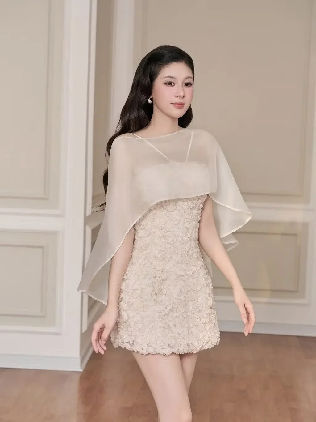 Ảnh 1 của Đầm ngắn cape voan hoa nổi Guvie