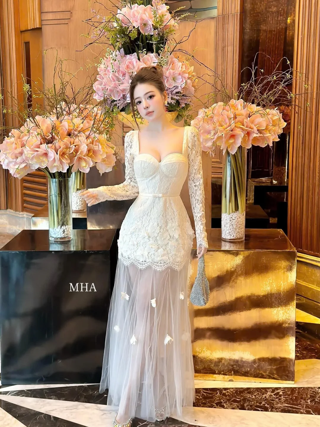 Ảnh 2 của Váy ren trắng corset tay dài nữ